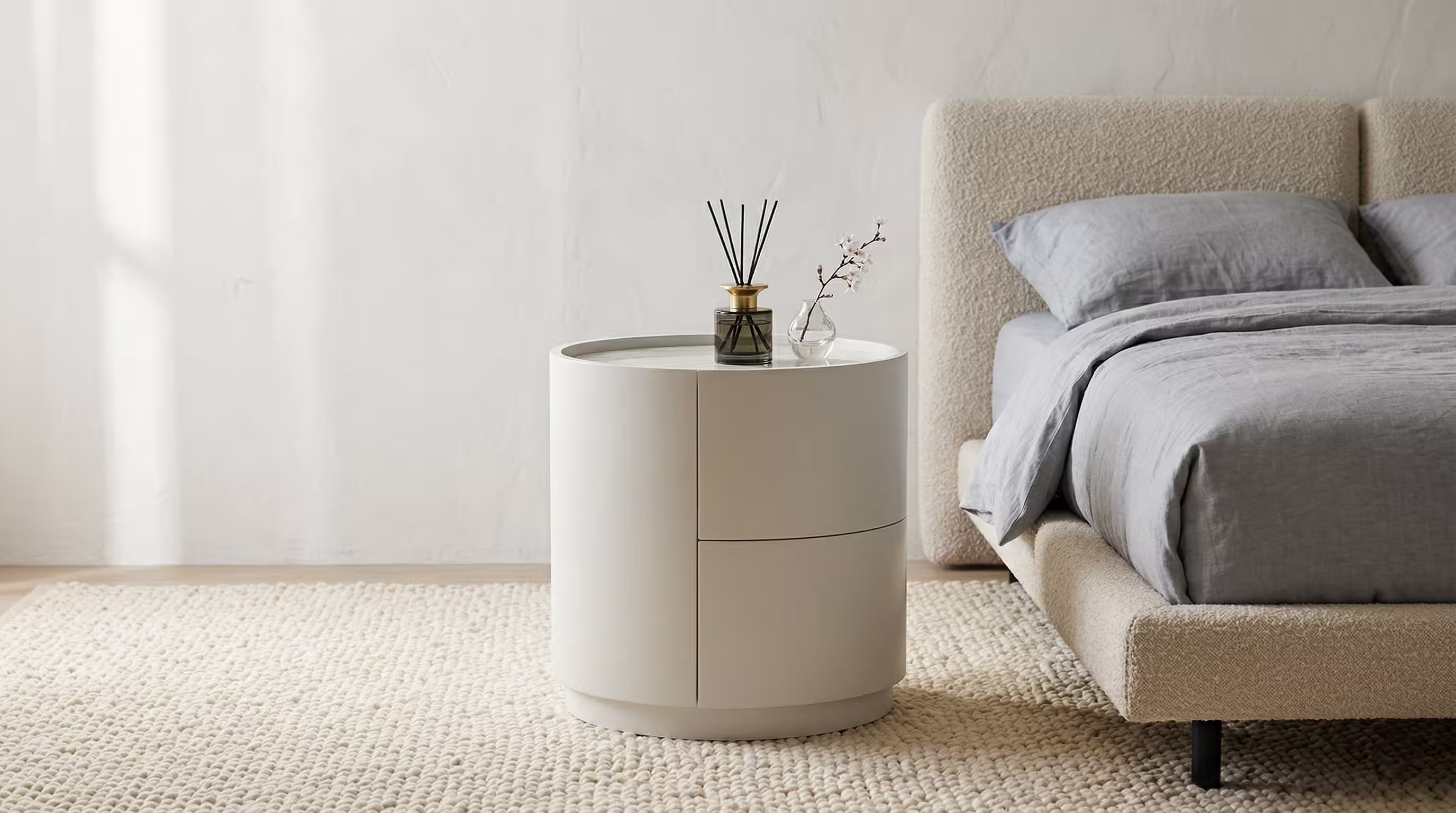 Дизайнерские тумбочки, прикроватные тумбочки, пуфы, прикроватные столики и аксессуары для интерьера от производителя Puffe