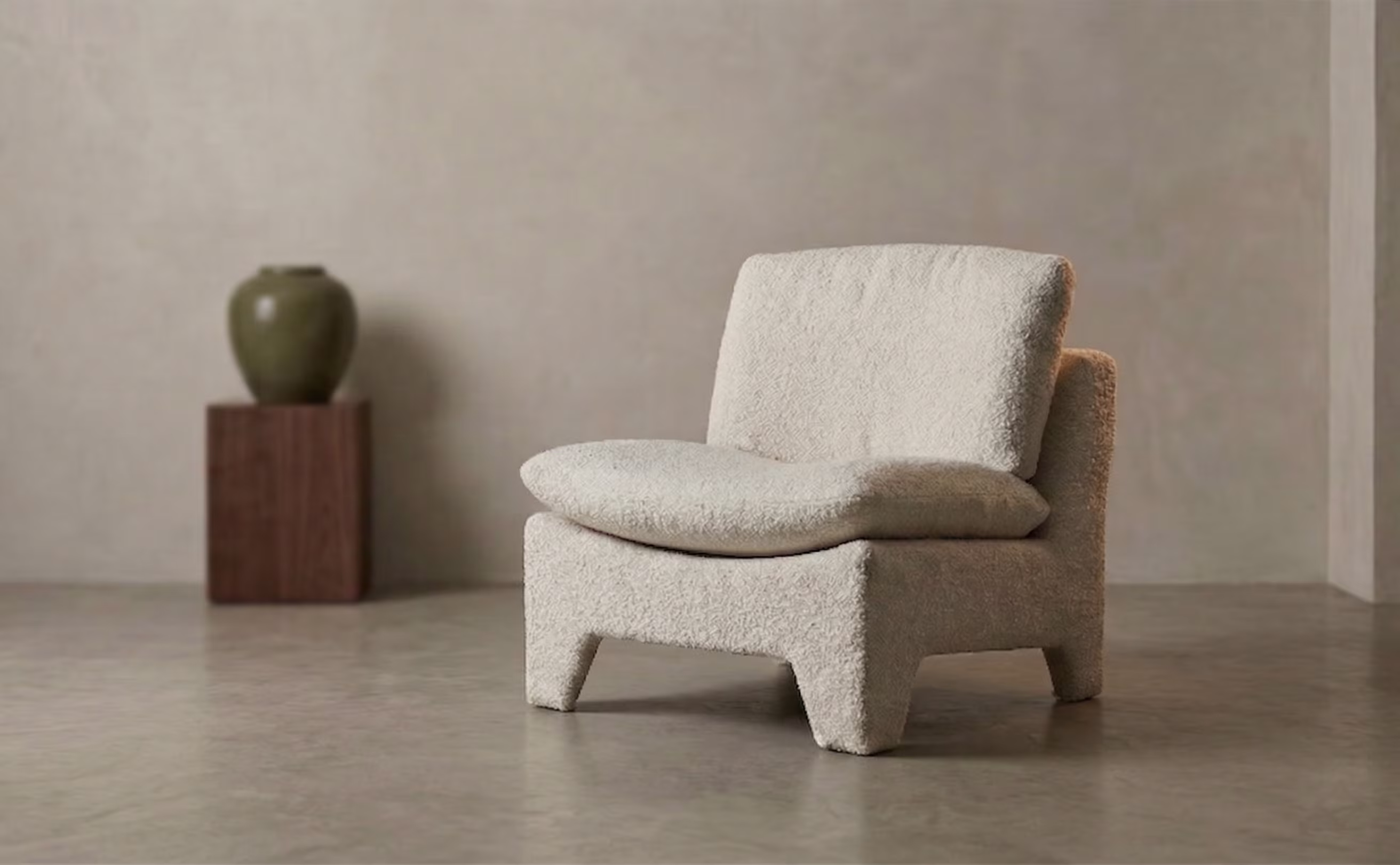 Мягкое дизайнерское кресло в современном стиле для спальни или гостиной от Puffe